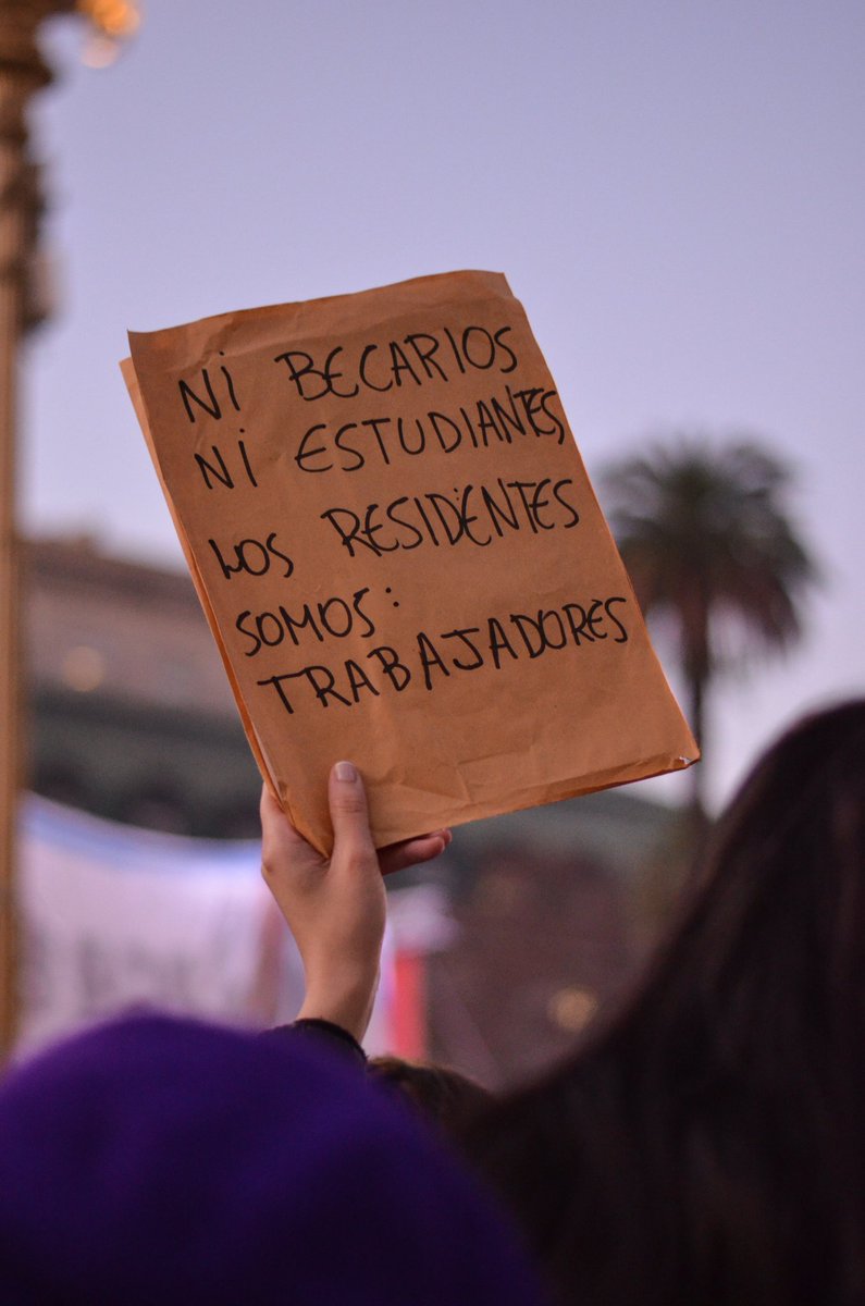 ManuelaC22's tweet image. En la marcha de la salud, las y los residentes andaban diciendo...