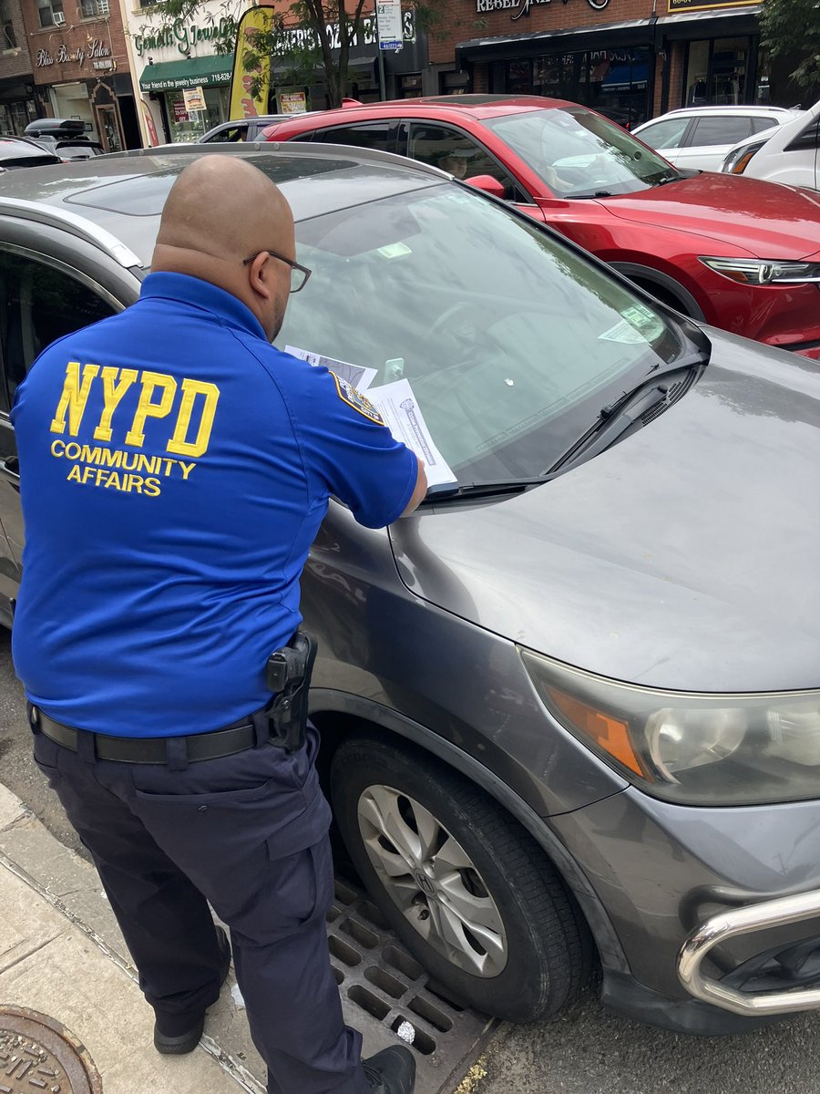 NYPD104Pct's tweet image. Do you own a Honda CRV or Toyota Highlander? If so, be aware of recent Auto Theft targeting these specific vehicles. Be sure to always lock your vehicle.