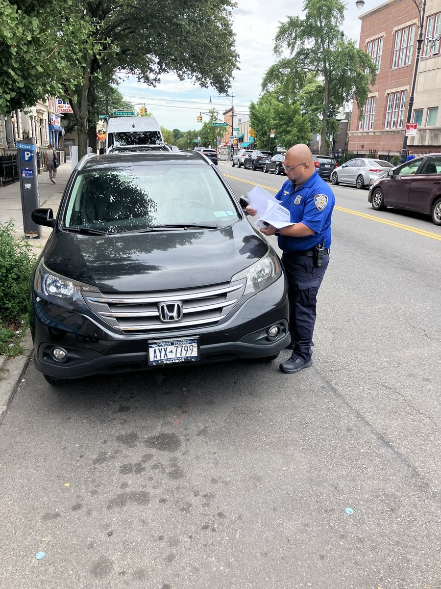 NYPD104Pct's tweet image. Do you own a Honda CRV or Toyota Highlander? If so, be aware of recent Auto Theft targeting these specific vehicles. Be sure to always lock your vehicle.