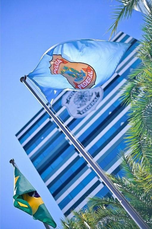 policiafederal's tweet image. 🚨#AÇÃOPF | PF cumpre mandados judiciais expedidos pelo STF. Foram cumpridos 2 mandados de busca e apreensão, além de medidas cautelares diversas de prisão no Brasília.
➡️Saiba mais: gov.br/pf/pt-br/assun…