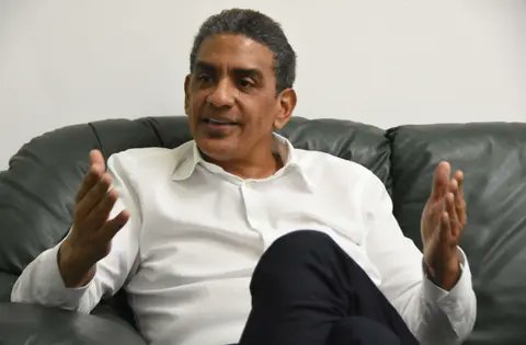 Ya es oficial el acuerdo entre Maxi Montilla, cuñado del expte <a href="/DaniloMedina/">Danilo Medina</a>, y <a href="/ProcuraduriaRD/">Procuraduría General de la República</a> respecto al expediente del tema eléctrico.
Maxi entregó al MP decenas de millones de pesos a cambio de que cese la persecución judicial en su contra.
Según mi fuente, dentro de los más