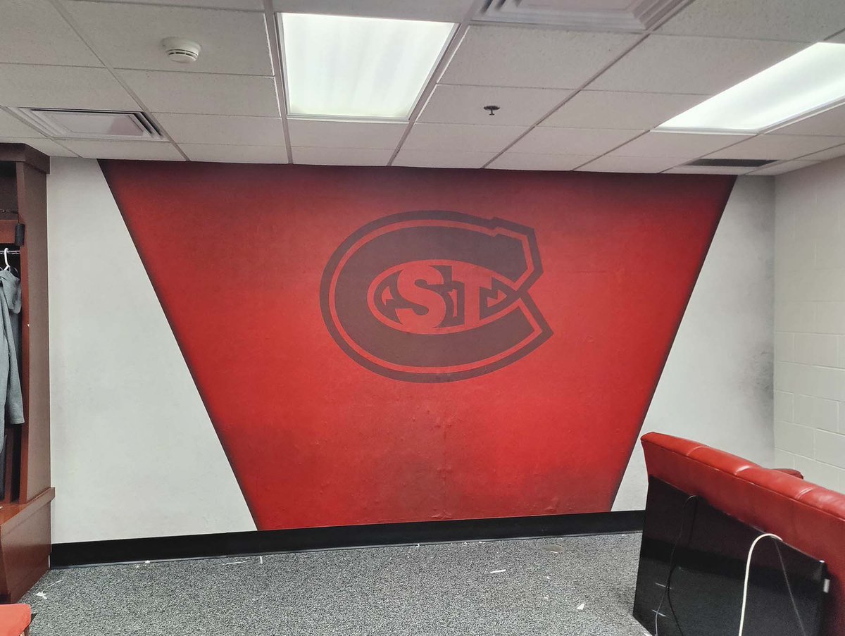 Fresh install this week at SCSU for St. Cloud State Women’s Hockey 🏒🔥 Wall wraps, custom fabric montage graphics highlighting both Men’s and Women’s teams, and tribute plaques honoring their PWHL and Olympic legends. Proud to bring this vision to life!

#Designcreateinstall