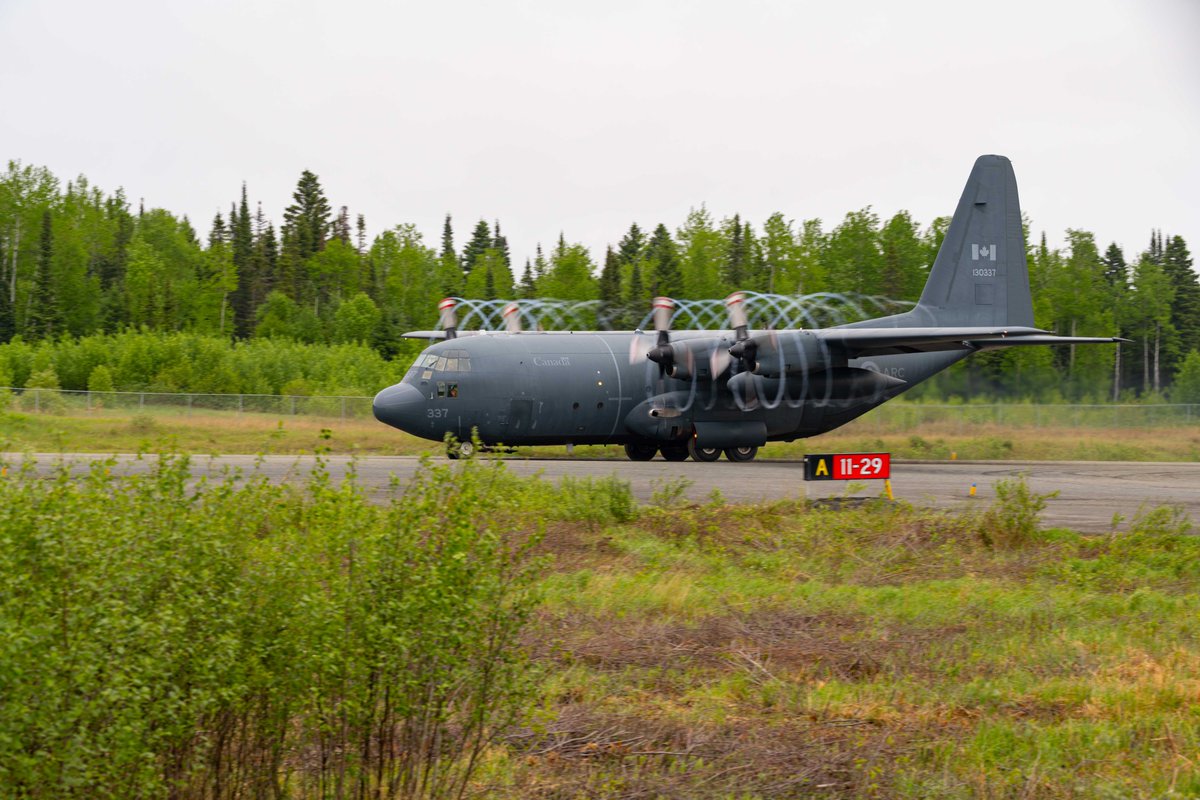 CJOC_COIC's tweet image. This week’s #PhotoOfTheWeek captures the mighty C-130 Hercules poised for takeoff—heading into the weekend with purpose and precision.
📸: Aviator Nicholas Zahari, 17 Operations Support Squadron Imaging, Winnipeg.