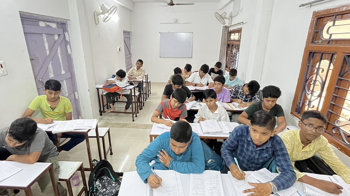 AkbarClasses's tweet image. 📚✨ Young minds, big dreams!

At AKBAR CLASSES, even the youngest students are deeply focused and passionate about learning. This is where strong foundations are built — with dedication, discipline, and a love for knowledge. 💡📝

Let’s cheer for these little learners! 🌟