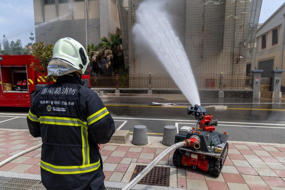 ethandconnell's tweet image. Firefighting robot exhibited as part of the Han Kuang urban resiliency exercises today in Penghu. I want 200 of these things.