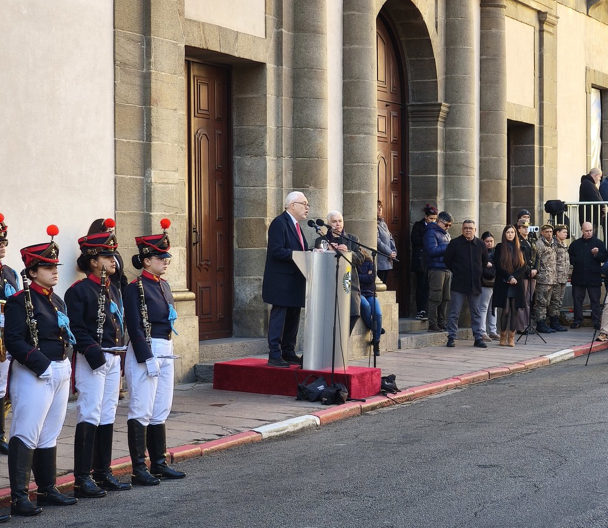 MTSSuy's tweet image. #AHORA El ministro de Trabajo y Seguridad Social, Juan Castillo, participa del acto de celebración del 195.° Aniversario de la Jura de la Constitución, encabezada por el Presidente de la República, Yamandú Orsi, con la oratoria del ministro @CancilleriaUy , Mario Lubetkin.
