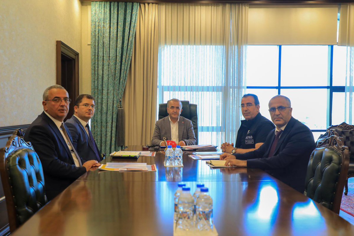 Valimiz Numan HATİPOĞLU başkanlığında, Vali Yardımcımız Ömer ÖZBAY, İl Müdürümüz Dr. Cafer GİYİK, İl Özel İdare Genel Sekreteri Cemil YATKIN ve Çevre Şehircilik ve İklim Değişikliği Müdürü Fatih ÖNALAN’ın katılımıyla, “Deprem Değerlendirme Toplantısı” gerçekleştirildi.