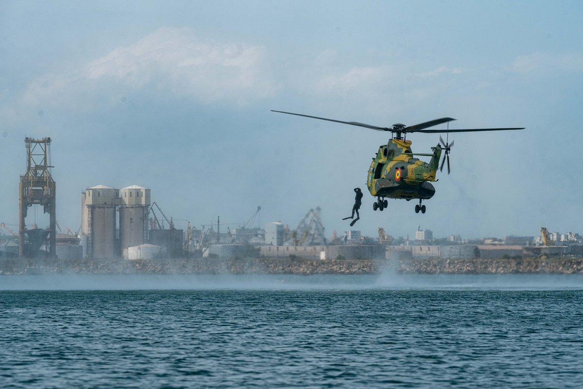 CJOC_COIC's tweet image. 🇨🇦 On June 12, 2025, CAF members trained with Romanian forces during #OpREASSURANCE – MCM Black Sea, from helocasting to mine disposal drills, boosting #NATO interoperability, readiness, and trust.