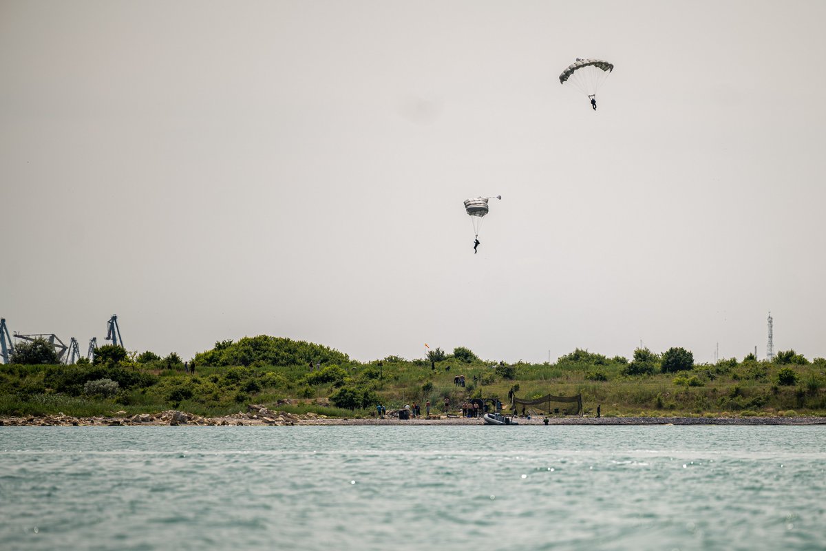 CJOC_COIC's tweet image. 🇨🇦 On June 12, 2025, CAF members trained with Romanian forces during #OpREASSURANCE – MCM Black Sea, from helocasting to mine disposal drills, boosting #NATO interoperability, readiness, and trust.