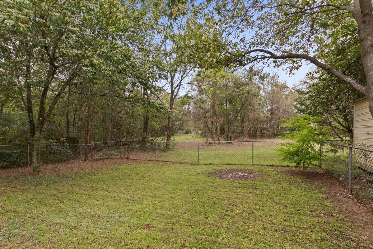 AndrewJBoneRE's tweet image. Tuscaloosa: Now leasing beautifully furnished 3BR/2BA home a mile to Alabama campus! TVs in BRs & living area; fenced backyard w/gas grill & storage bldg. Bring clothes & gear up for sporting events! Rent yr round, visit anytime! We can lease other weekends for you! 256-504-2963