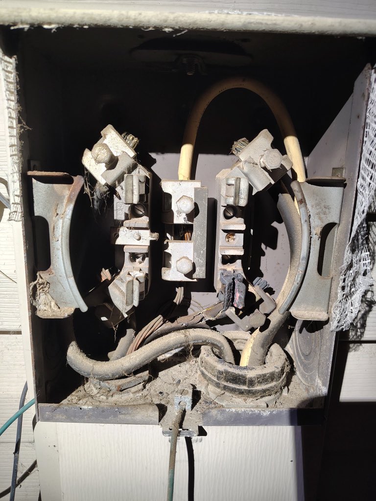 djboord's tweet image. GM ☕️
To everyone except bad sparky’s
Major no no
This is like triple stamping a double stamp
125 amp does not equal 200 amps
If it weren’t for bad sparky’s maybe I wouldn’t have so much work