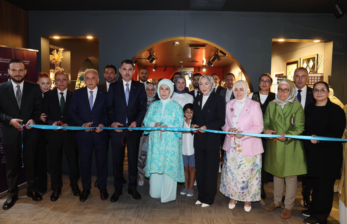 EmineErdogan's tweet image. Ümraniye Belediyesi’nin ev sahipliğinde düzenlenen “Çevre Şenliği”nin hayırlara vesile olmasını diliyorum.
Her yaştan insana hitap eden şenlikte, bilhassa çocuklarımız interaktif atölyelerde eğlenirken, çevreye duyarlı yaşamı da deneyimleyecek.
Çevreci Çocuk Atölyeleri’nde,…