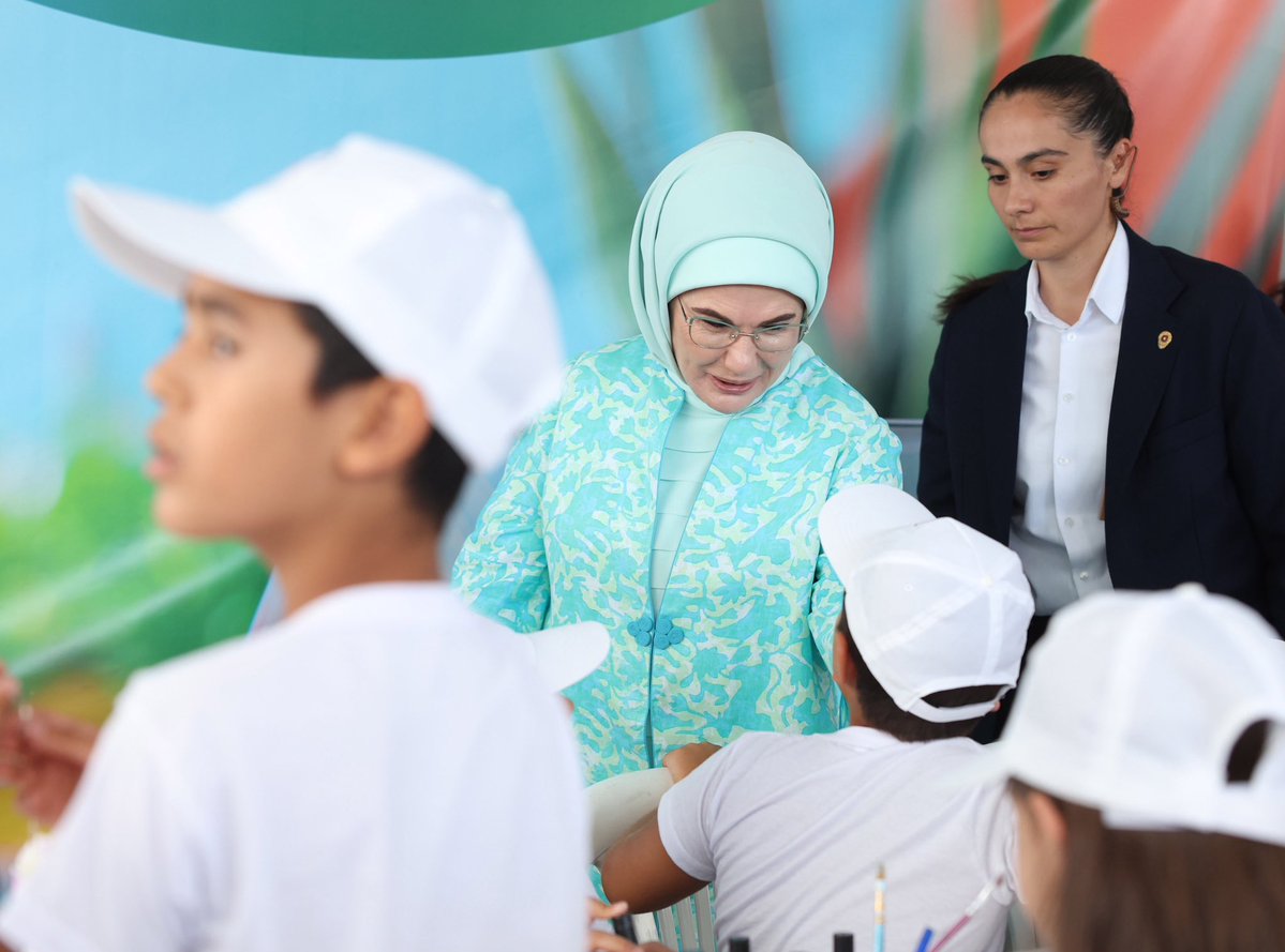 EmineErdogan's tweet image. Ümraniye Belediyesi’nin ev sahipliğinde düzenlenen “Çevre Şenliği”nin hayırlara vesile olmasını diliyorum.
Her yaştan insana hitap eden şenlikte, bilhassa çocuklarımız interaktif atölyelerde eğlenirken, çevreye duyarlı yaşamı da deneyimleyecek.
Çevreci Çocuk Atölyeleri’nde,…