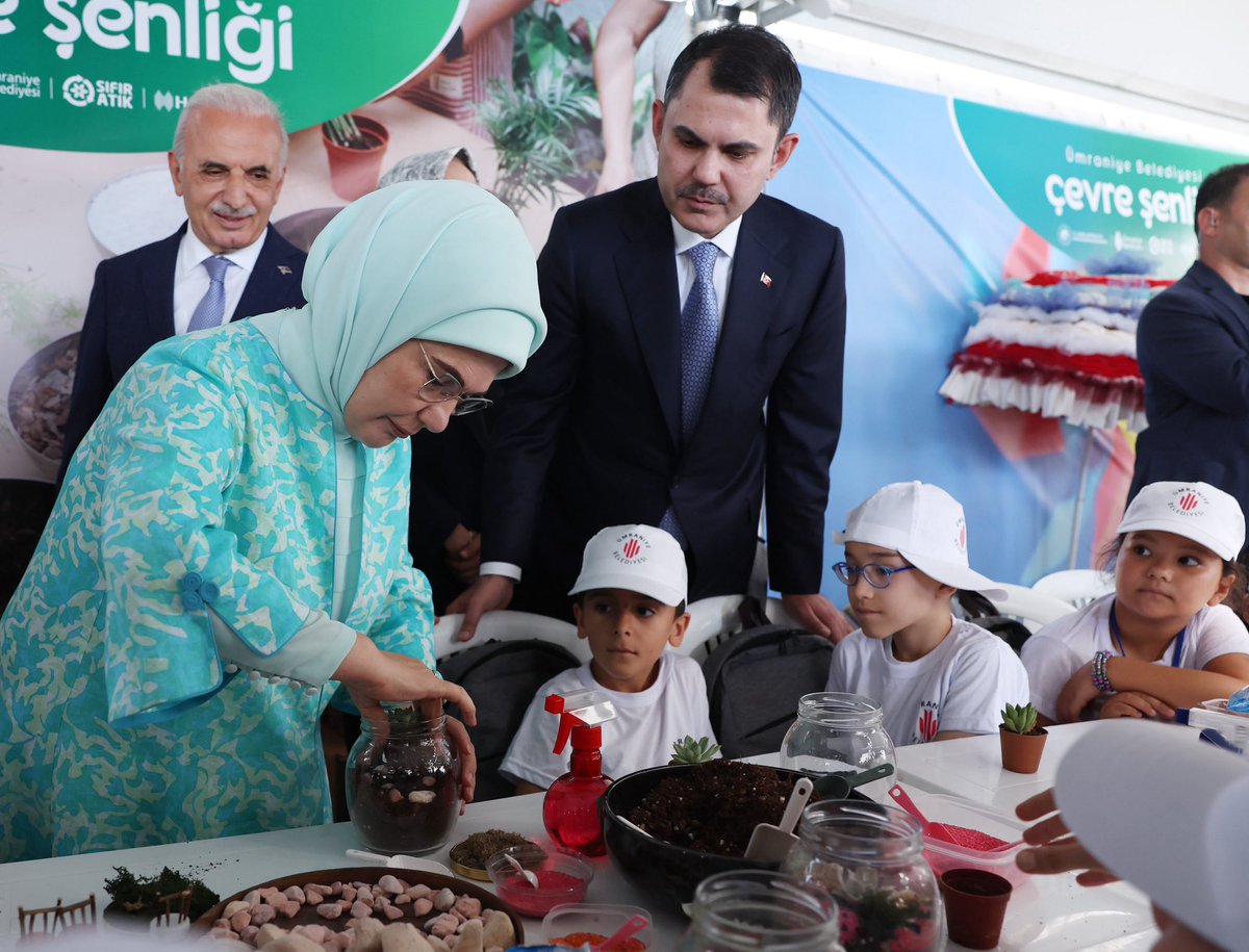 EmineErdogan's tweet image. Ümraniye Belediyesi’nin ev sahipliğinde düzenlenen “Çevre Şenliği”nin hayırlara vesile olmasını diliyorum.
Her yaştan insana hitap eden şenlikte, bilhassa çocuklarımız interaktif atölyelerde eğlenirken, çevreye duyarlı yaşamı da deneyimleyecek.
Çevreci Çocuk Atölyeleri’nde,…