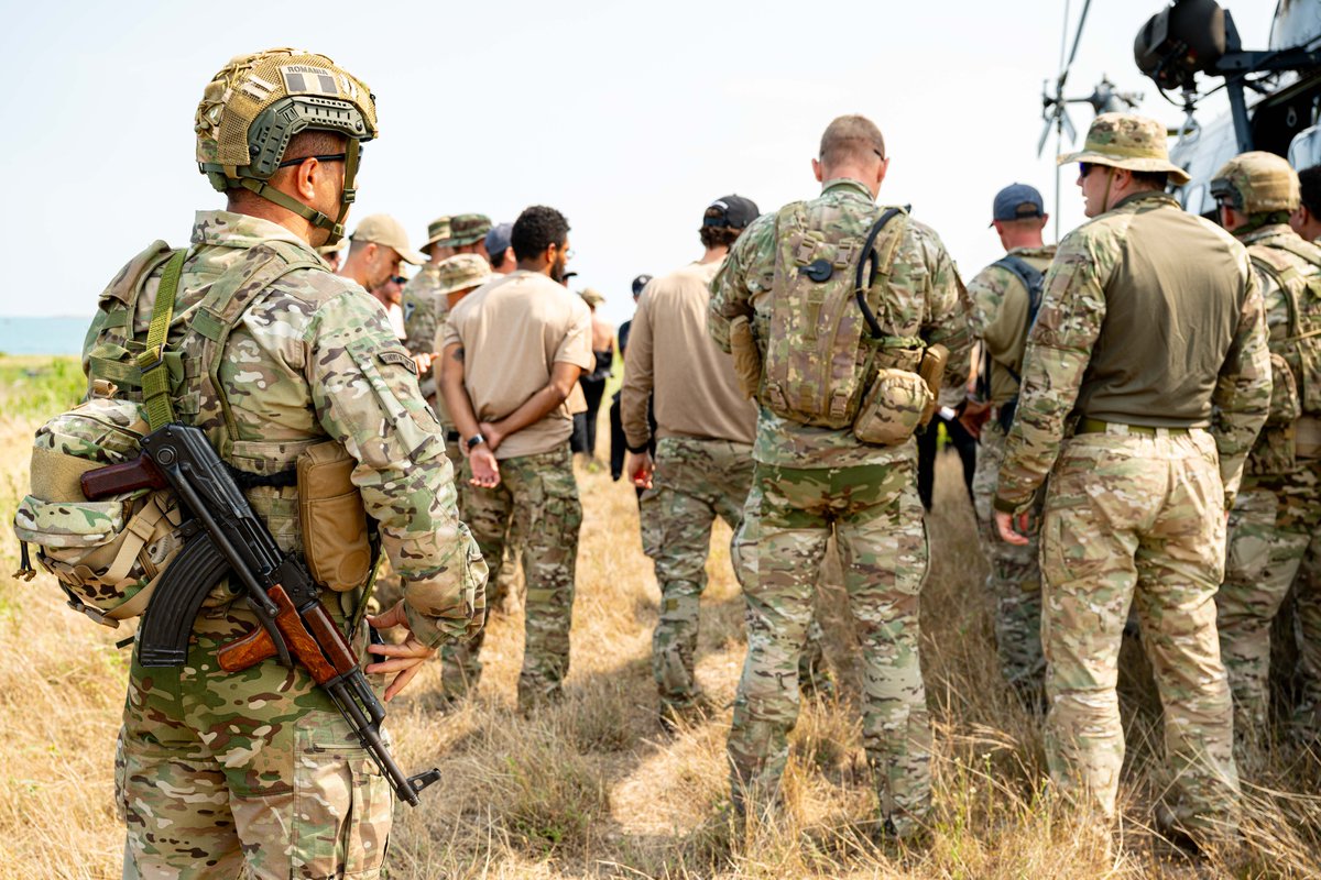 CJOC_COIC's tweet image. 🇨🇦 On June 12, 2025, CAF members trained with Romanian forces during #OpREASSURANCE – MCM Black Sea, from helocasting to mine disposal drills, boosting #NATO interoperability, readiness, and trust.