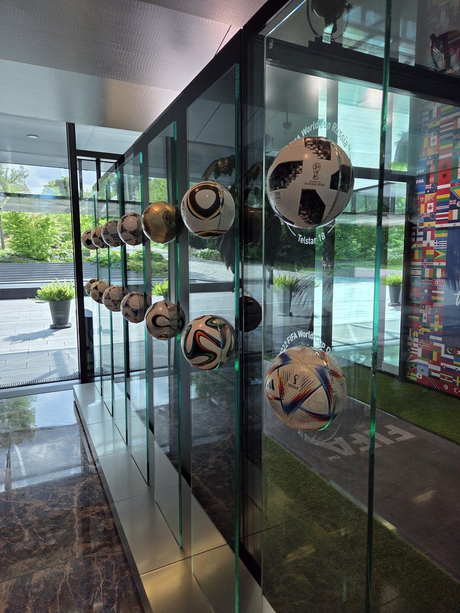 La semaine dernière, j'étais invité à Zurich au siège de la FIFA pour contribuer à l'élaboration d'une formation destinée aux coachs et aspirants coachs en esport.

L'initiative, portée par <a href="/FIFAe/">FIFAe</a>, me tient à cœur car elle a pour ambition d'aider à développer les talents et
