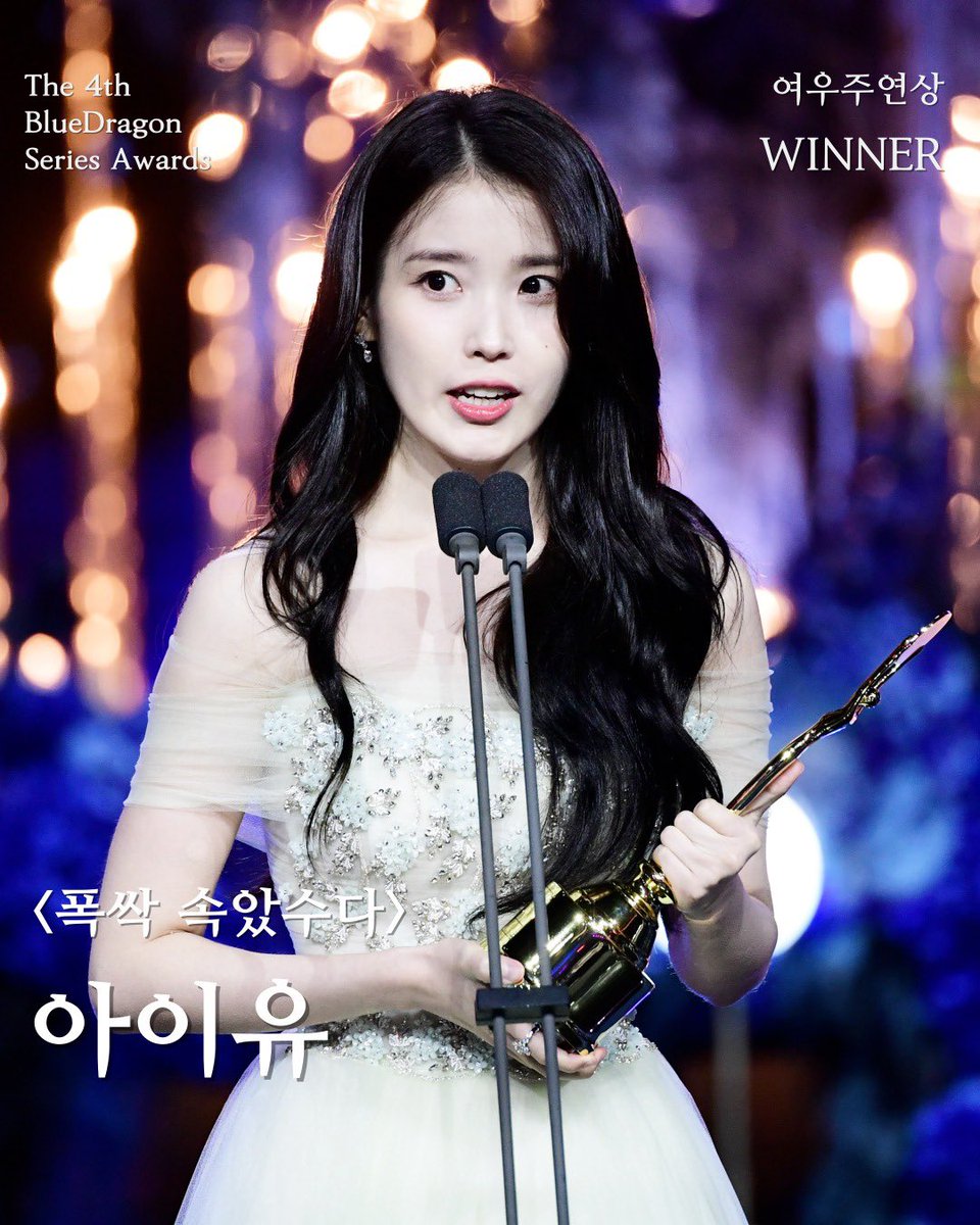 _geums8's tweet photo. did we                                   yes,
make it?                             we did
#IU #아이유  #LeeJiEun @_IUofficial #IU_Bluedragon_BestActress https://t.co/4Pr67BMgbx