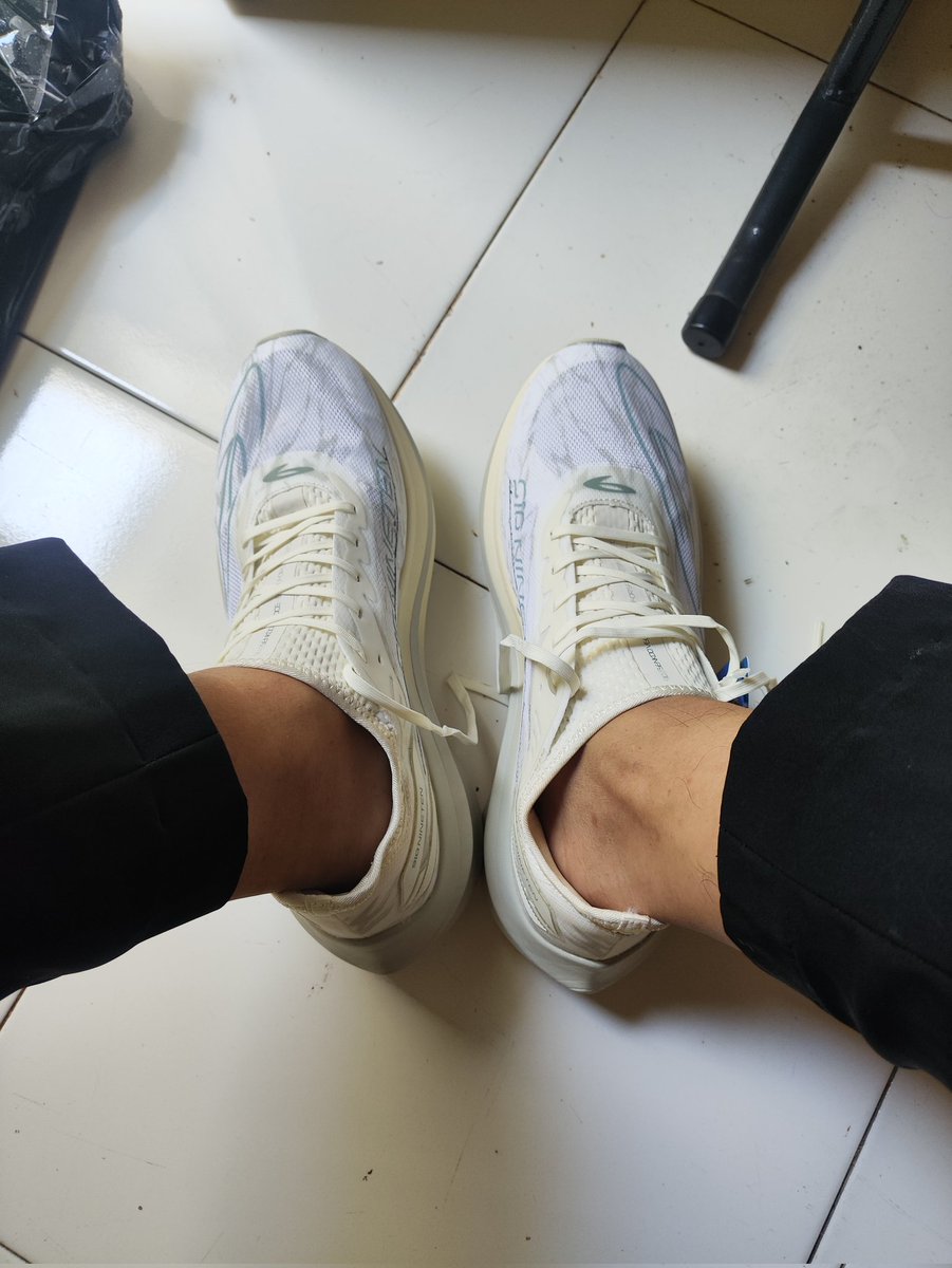 ucingmlbb's tweet photo. WTS!

SEPATU RUNNING NINETEN HAZE VELOCE UK 44 BARU DIPAKE SEKALI DOANG ALASAN JUAL GA COCOK DI KAKI.

Minat? Negoin aja di rep atau dm!

#zonauang #zonajajan https://t.co/6j3jjyPfce