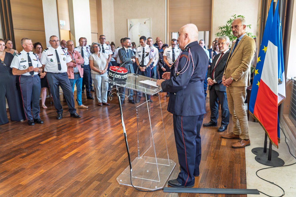 Prefet76's tweet image. 👉 «Un sens aigu de l’organisation, un goût pour l’innovation et une capacité de commandement avérée.» C’est ainsi que le préfet a salué le Colonel Stéphane Gouezec à l'heure où il quitte le département de la #SeineMaritime.
À la tête du @Sdis76 depuis quatre ans, il a marqué…