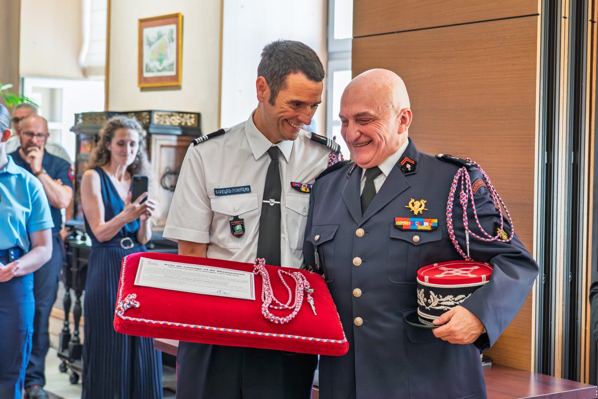 Prefet76's tweet image. 👉 «Un sens aigu de l’organisation, un goût pour l’innovation et une capacité de commandement avérée.» C’est ainsi que le préfet a salué le Colonel Stéphane Gouezec à l'heure où il quitte le département de la #SeineMaritime.
À la tête du @Sdis76 depuis quatre ans, il a marqué…