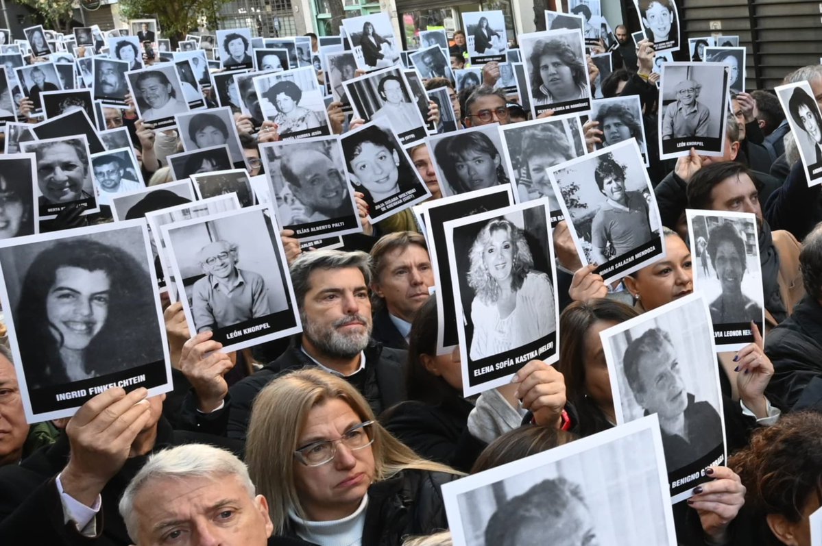 jorgemacri's tweet image. A 31 años del atentado a la AMIA, seguimos exigiendo justicia y honrando la memoria de las víctimas. Acompañamos a las familias en su dolor, reafirmando nuestro compromiso en defensa de la verdad y en la lucha contra el terrorismo.