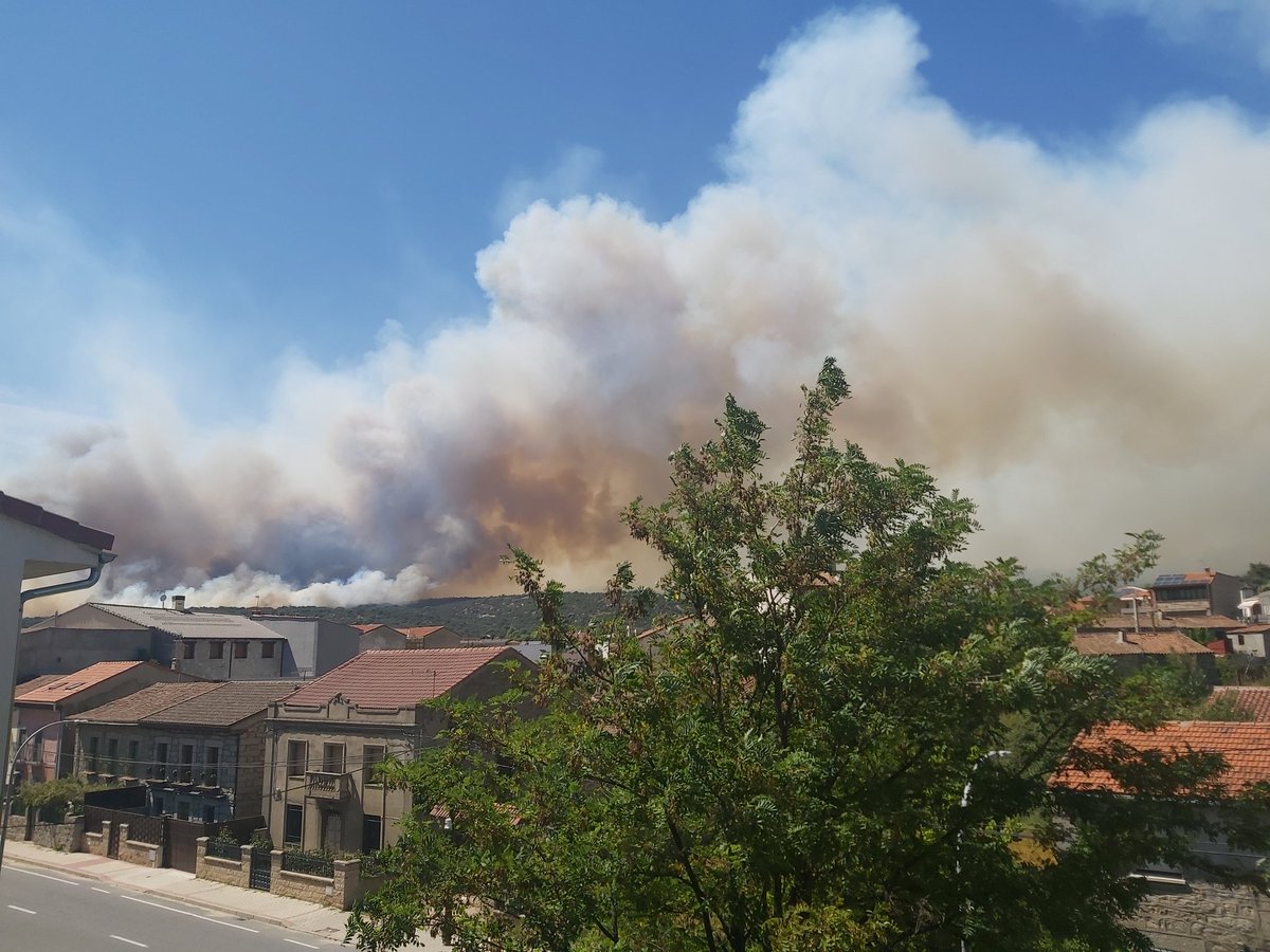 santi7___'s tweet photo. Incendio IF en Navaluenga, Ávila. https://t.co/m1V8QTkeHA