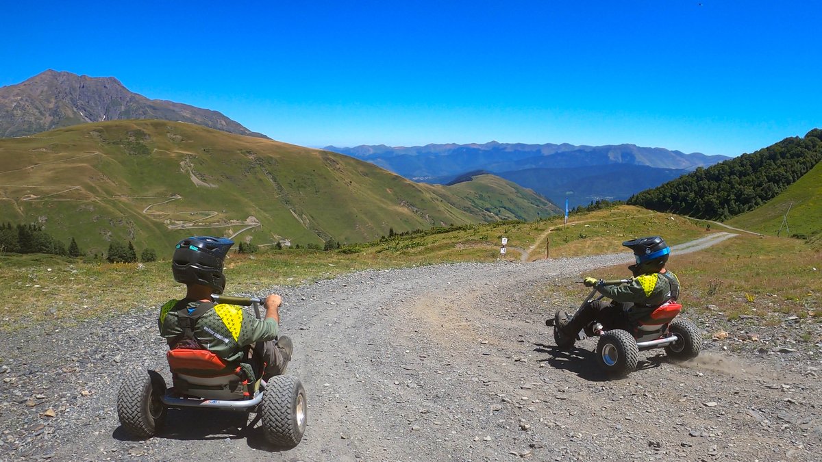 On vous embarque pour une descente de notre dernière activité : le mountain kart !

Un kart tout terrain, avec deux freins séparés pour des dérapages de folie.

Une piste entièrement dédiée, 600 mètres de dénivelé négatif et une équipe aux petits soins