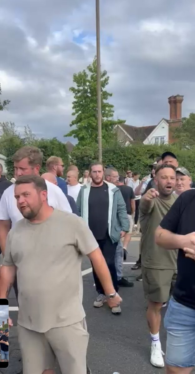 uaf's tweet image. Man pointing at camera is ex Combat 18 thug & convicted for a serious racist assault, Romford based Phil Curson.
Extreme right elements as @AntiRacismDay ourselves, others show, at heart of last night in Epping.
@Searchlight_mag
