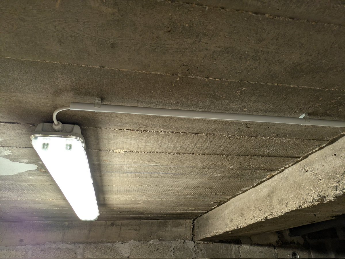 Aujourd'hui ajout des disjoncteurs pour les diverses coffrets et départ dans le TGBT et on continue la pose de l'éclairage de la salle du groupe électrogène.

#Datacenter #RG2 #Association