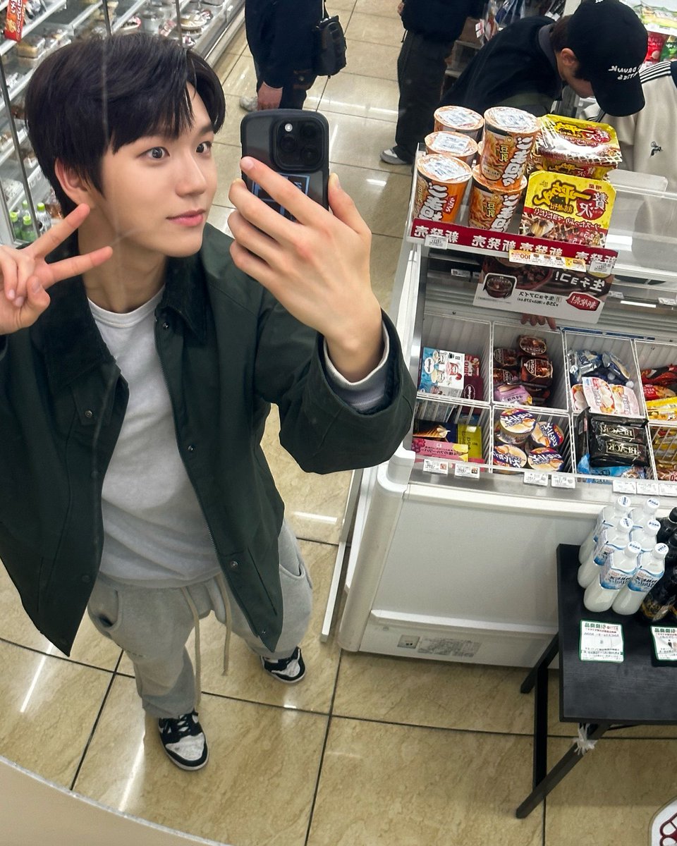 daeyoi_621's tweet photo. 대영이 몸을 앞으로 댕겨서
거울셀카 찍을 때 있는데 이게 ㅈㅉ 귀여움 
아는 사람 https://t.co/h8F1FYmSDg