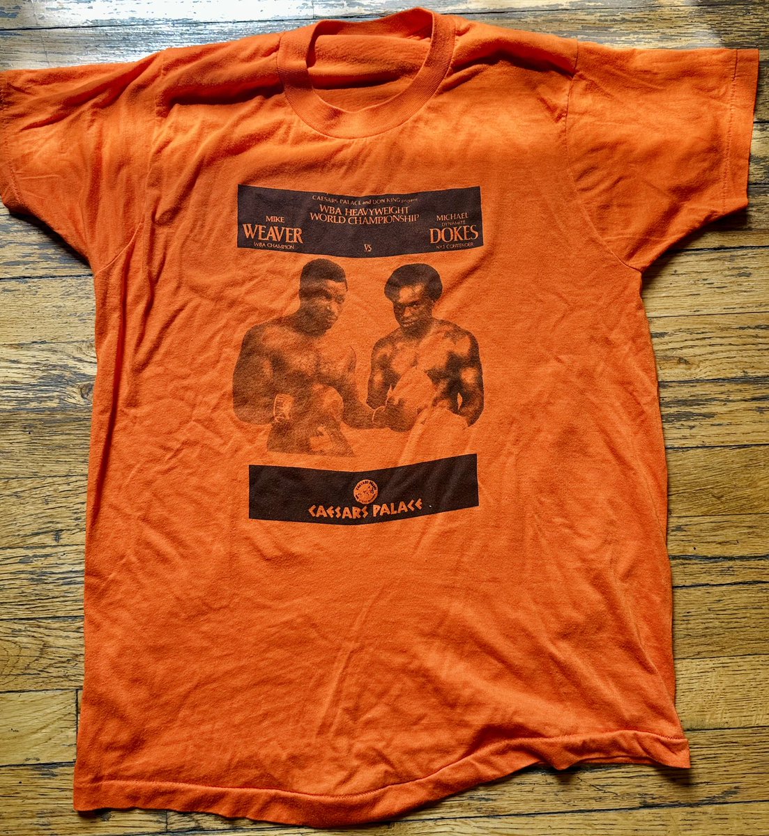 PunchZoneAris's tweet image. Michael Dokes-Mike Weaver 1…the “fight” if you can call it that, last a mere 63 seconds. The subsequent brawl between the camps and chants of “Fix!” “Bullshit!” and “Don King Sucks!” lasted much longer 😂
#Boxing