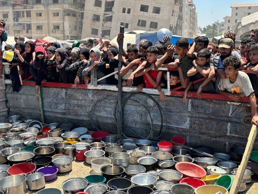 yahiasham's tweet image. الآن
650000 طفل معرّضون للموت جوعاً
65000 حامل يتضورن جوعا
الجوع يقضي على الجميع في #غزة ورغم ذلك الصمت يعرّي الجميع في العالم
#غزه_تموت_جوعاً