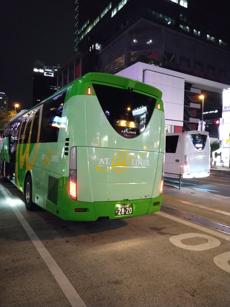 Nor8Gbcnuzo8csf's tweet photo. #ヨドバシ梅田タワー前バスターミナル<LINKS UMEDAフロア1F>より、23時00分 出発 #さくら高速バス #AT31 USJ ホテル-ヨドバシ梅田‐神戸⇒広島 スタンダード@ に乗ります。
#高速バス https://t.co/ADDTcR7JmC