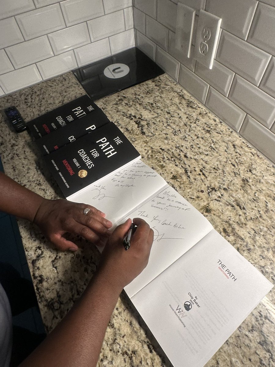 Coach_GLee_TC's tweet image. Up early in the morning signing books to go out today.
Thank you for your support.
Please do yourself a favor and get your hands on this incredible resource which focuses on coaches helping coaches.
@ChipBaker19 @ajacinto3
square.link/u/YOFmTBTj