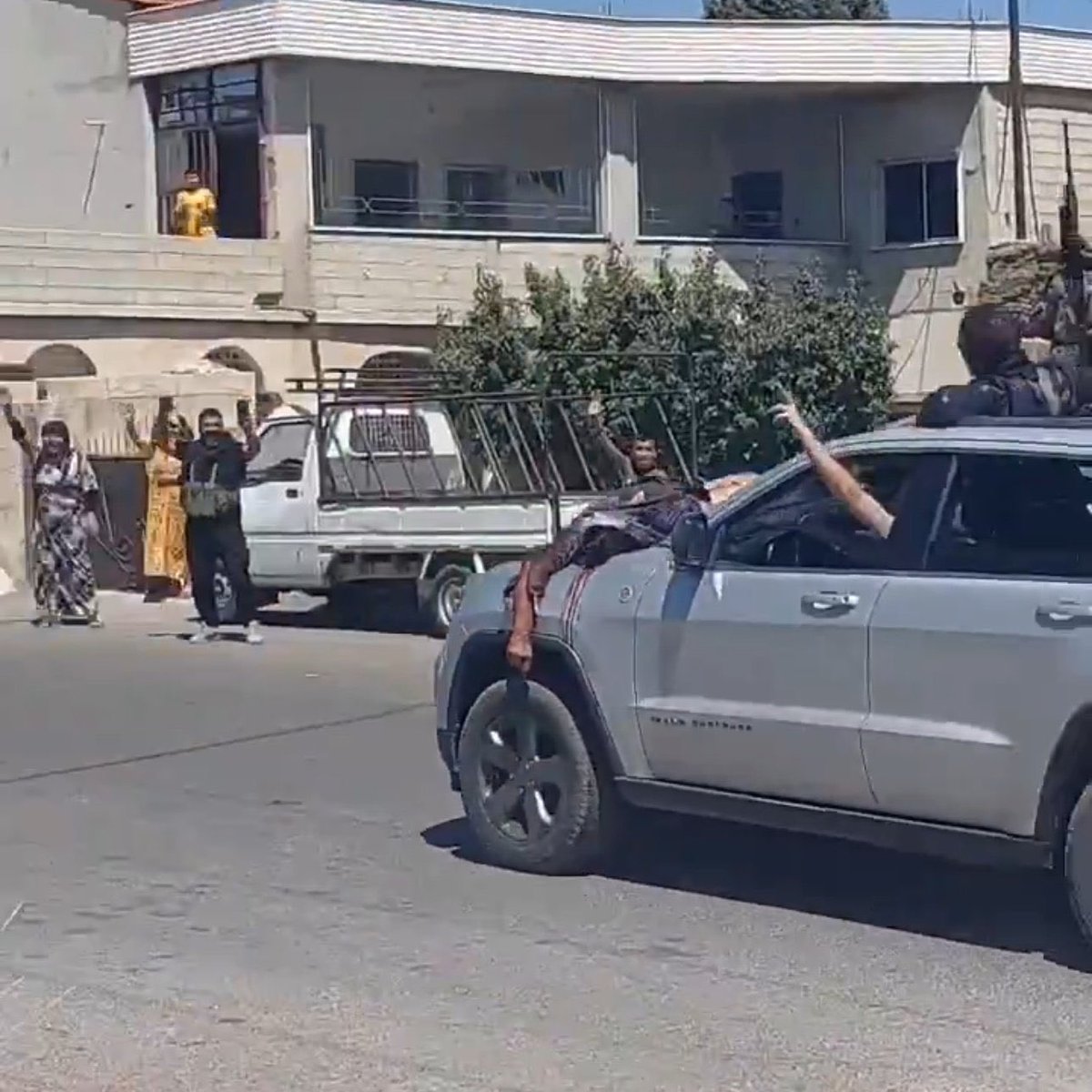 إبادة بحق عشائر البدو ترتكبها ميليشيات الهجري وتفتخر بها على العلن وعلى جميع مواقع التواصل الإجتماعي.
#الهجري_الخائن 
#الهجري_الإرهابي