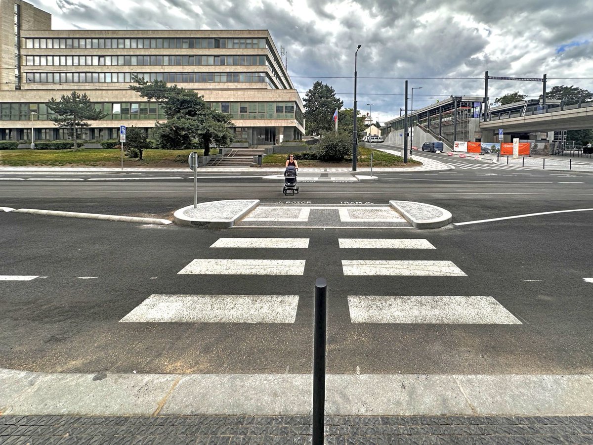 Ulice Dukelských hrdinů na Praze 7 je už téměř hotová – nové povrchy, přechody i cyklopruhy. 🚴

Zbývá už jen vysadit stromy. 🌳 

U Výstaviště se ale dál pracuje – probíhá bagrování a úpravy tramvajové trati. 👷‍♂️ 

Děkujeme za trpělivost během prací! 🙏