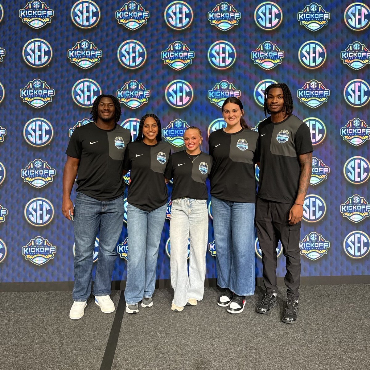 OU_Athletics's tweet image. Our Sooner student-athlete representatives at the @SEC Leadership Council Meeting in ATL!
🤸♀️ @OU_WGymnastics » Hannah Scheible
👟 @OU_Track » Kailynn Jackson
🏈 @OU_Football » R Mason Thomas
🏀 @OU_WBBall » Beatrice Culliton
🏀 @OU_MBBall » Jeff Nwankwo
#BoomerSooner☝️