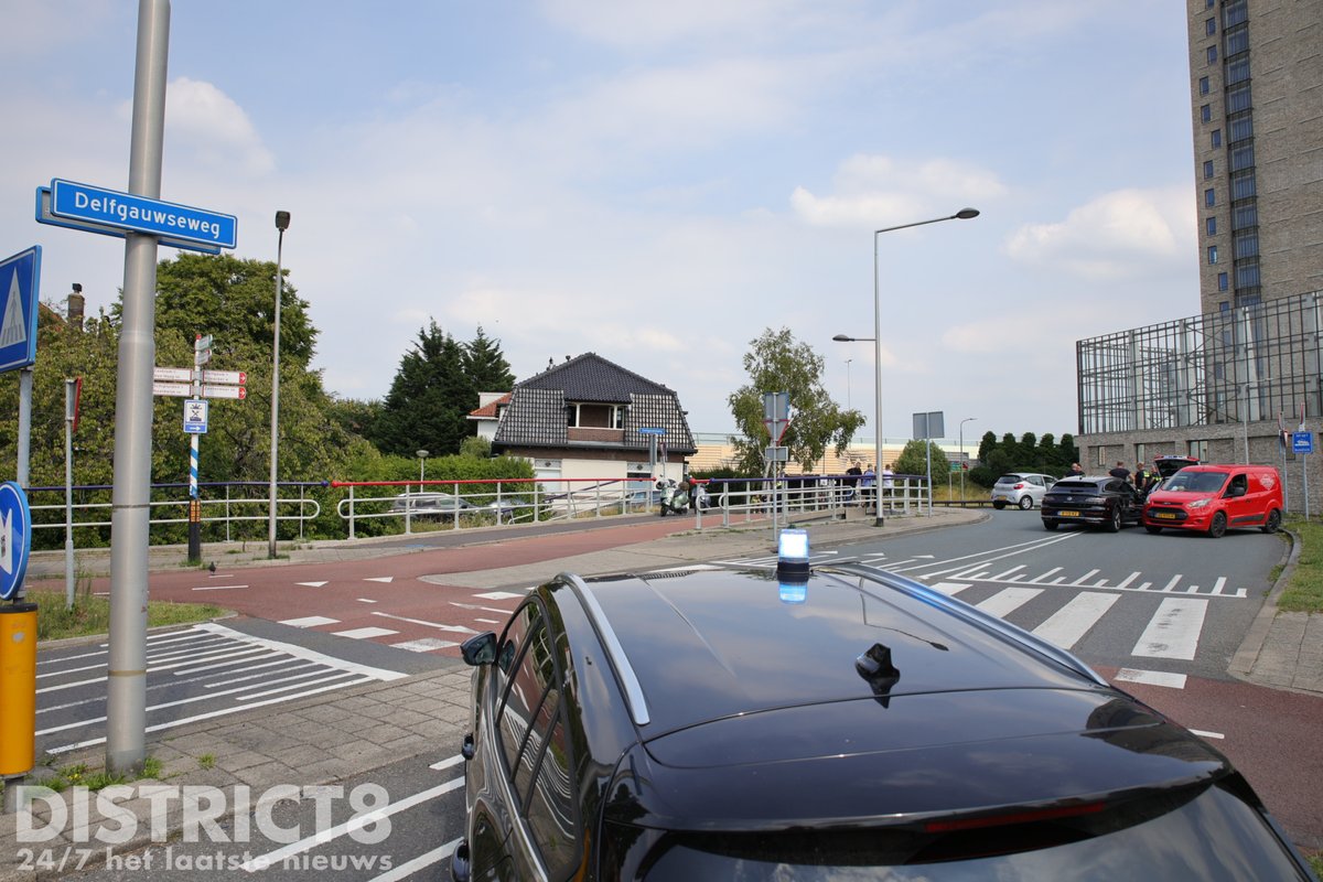 RedactieD8's tweet image. Op de #Delfgauwseweg in #Delft heeft een eenzijdig ongeval plaatsgevonden. Een automobilist verloor in de bocht richting #Delfgauw de macht over het stuur en ramde het hekwerk.