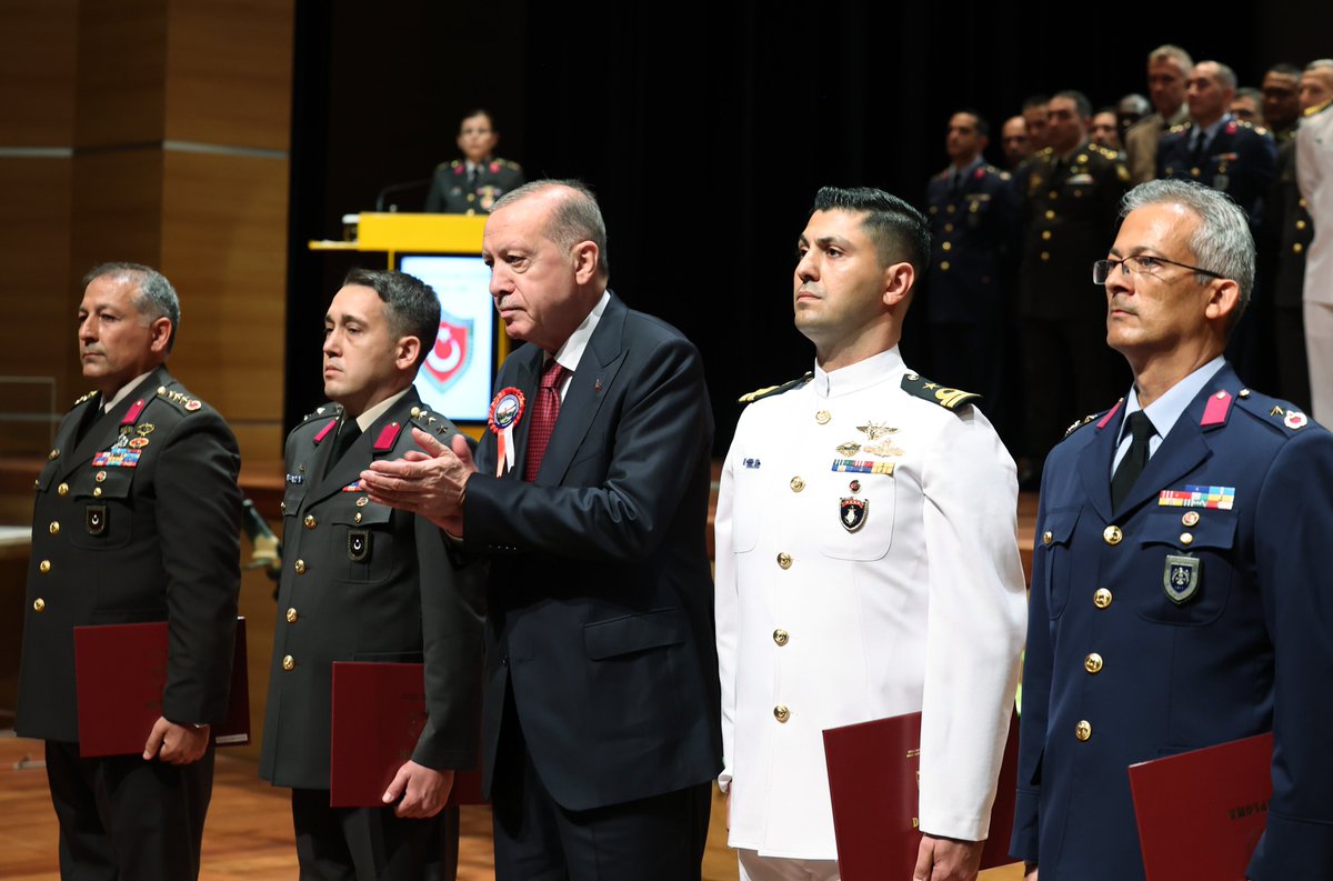 Bugün Millî Savunma Üniversitemizde, 80’i dost ve kardeş ülkelerden gelen askerî misafir personel olmak üzere toplam 241 subayımızın mezuniyet heyecanına şahitlik ettik.

Eğitimlerini alnının akıyla nihayete erdiren her bir subayımızı yürekten tebrik ediyorum. 🇹🇷