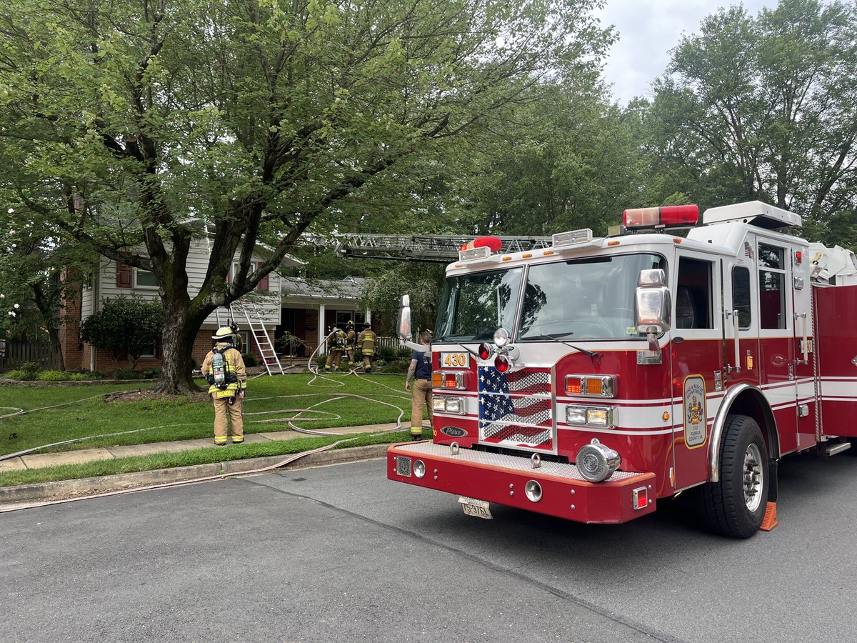 ffxfirerescue's tweet image. #FairfaxBravest are on the scene of a house fire in the 8500 blk of Stonewall Dr in Dunn Loring. Units arrived to smoke showing from the 2nd floor of the home and a fire in the attic. The fire is under control. No civilian or firefighter injuries. Fire investigators are on scene.