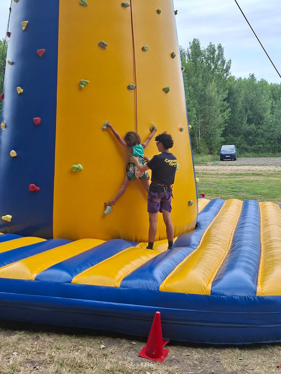 [#jeunesse] 👟 La #CaravaneDesSports du <a href="/departement86/">Département de la Vienne</a> était sur notre canton aujourd’hui, à Usseau ! 6️⃣0️⃣ jeunes ont découvert de nouvelles disciplines sportives🤺 🏌️‍♂️ 🧗🏻‍♀️👩🏻‍🦽
Merci à Pascal Rocher #maire, aux bénévoles, éducateurs et à l’équipe municipale pour leur mobilisation.