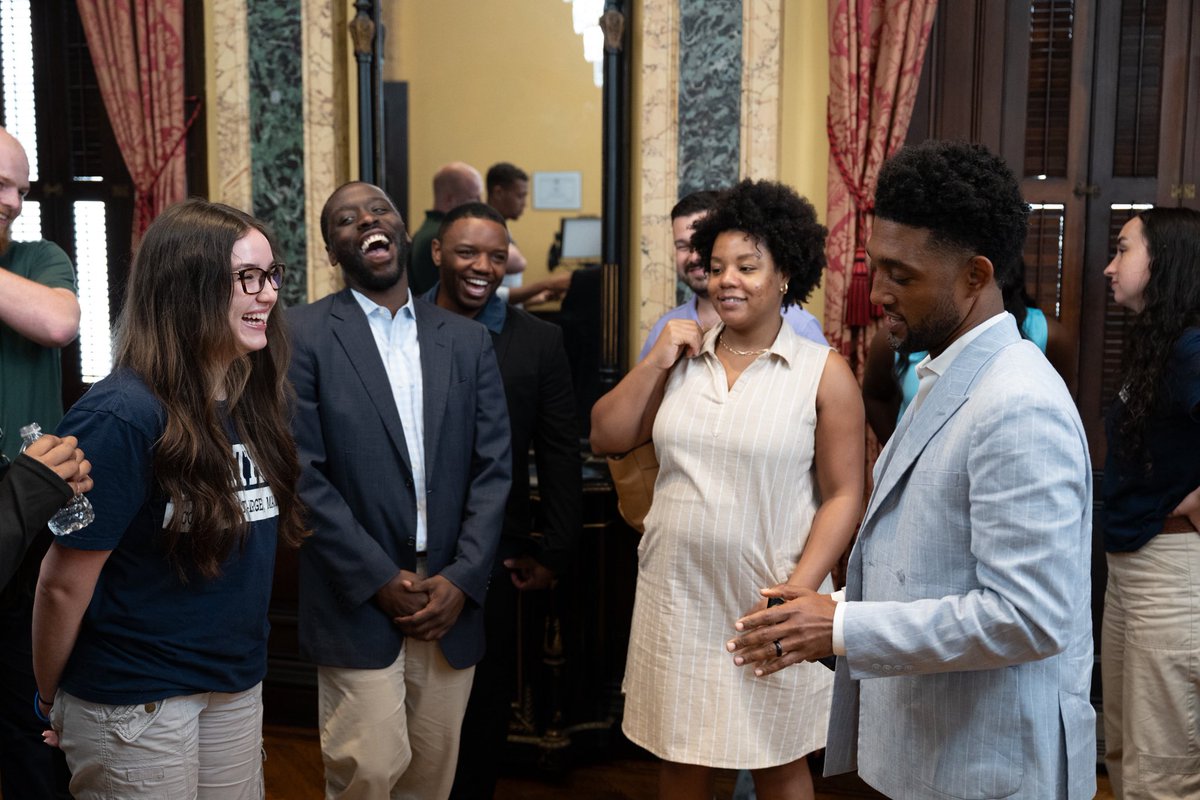 CMThomasPHL's tweet image. Yesterday, Team Thomas along with @AndreDCarroll took a trip to Baltimore!
We met with @mayorbmscott and members of City Council, enjoyed some Maryland crabs, and learned a lot about Baltimore’s recent successes.
Great day in the Charm City 💫
