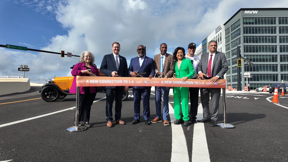 MyFDOT_CFL's tweet image. Today, FDOT joined @OrangeCoFL and @MetroPlan_Orl to cut the ribbon on the new diverging diamond interchange at I-4 and Daryl Carter Pkwy!
It’s safer, moves more cars, and opens Sat, July 19 at Exit 70, providing drivers with new access to and from I-4. fdot.tips/4f3UZBF