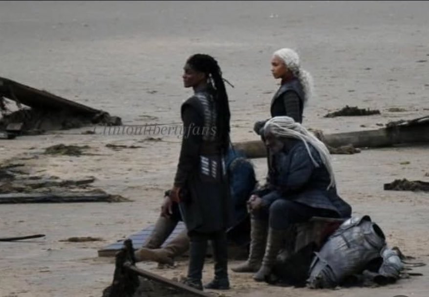 nyracult's tweet image. eles desolados na praia depois da goela...vai na paz jacaerys fica com deus
