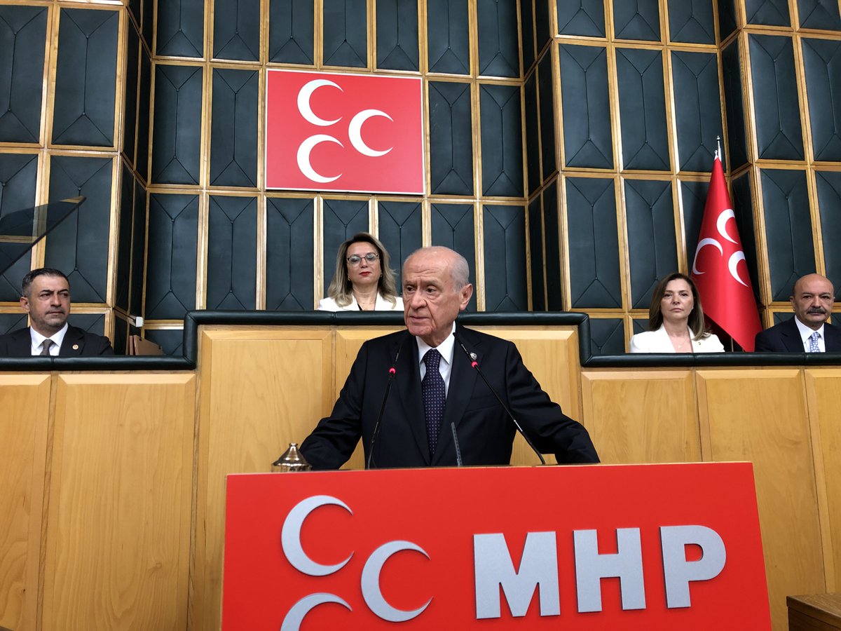 Milliyetçi Hareket Partisi ve Cumhur İttifakı bayrak, vatan ve millet sevgisinin ağır sınavından yüz akıyla çıkmayı başaran ve başaracak olan serdengeçti bir anlayışın siyasi ve fikri kubbesidir.

Teklemeden, tökezlemeden ve tenakuza düşmeden halkımız lehine hakikatin sesi ve