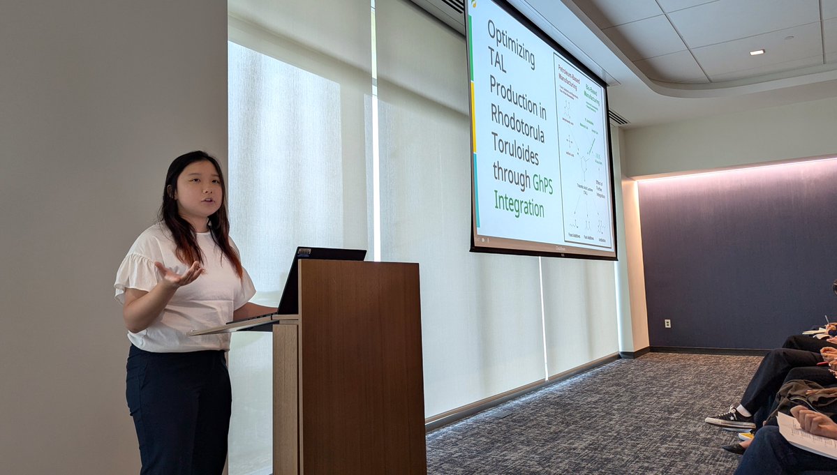 CABBIbio's tweet image. 🍃 RISE interns rock! 🙌
Our amazing undergrads presented their research this week during the 2025 #CABBI retreat!
They've spent the summer working with mentors on #bioenergy research, from assessing plant yields & soil conditions to optimizing bio-based chemical production! 🌱🧪