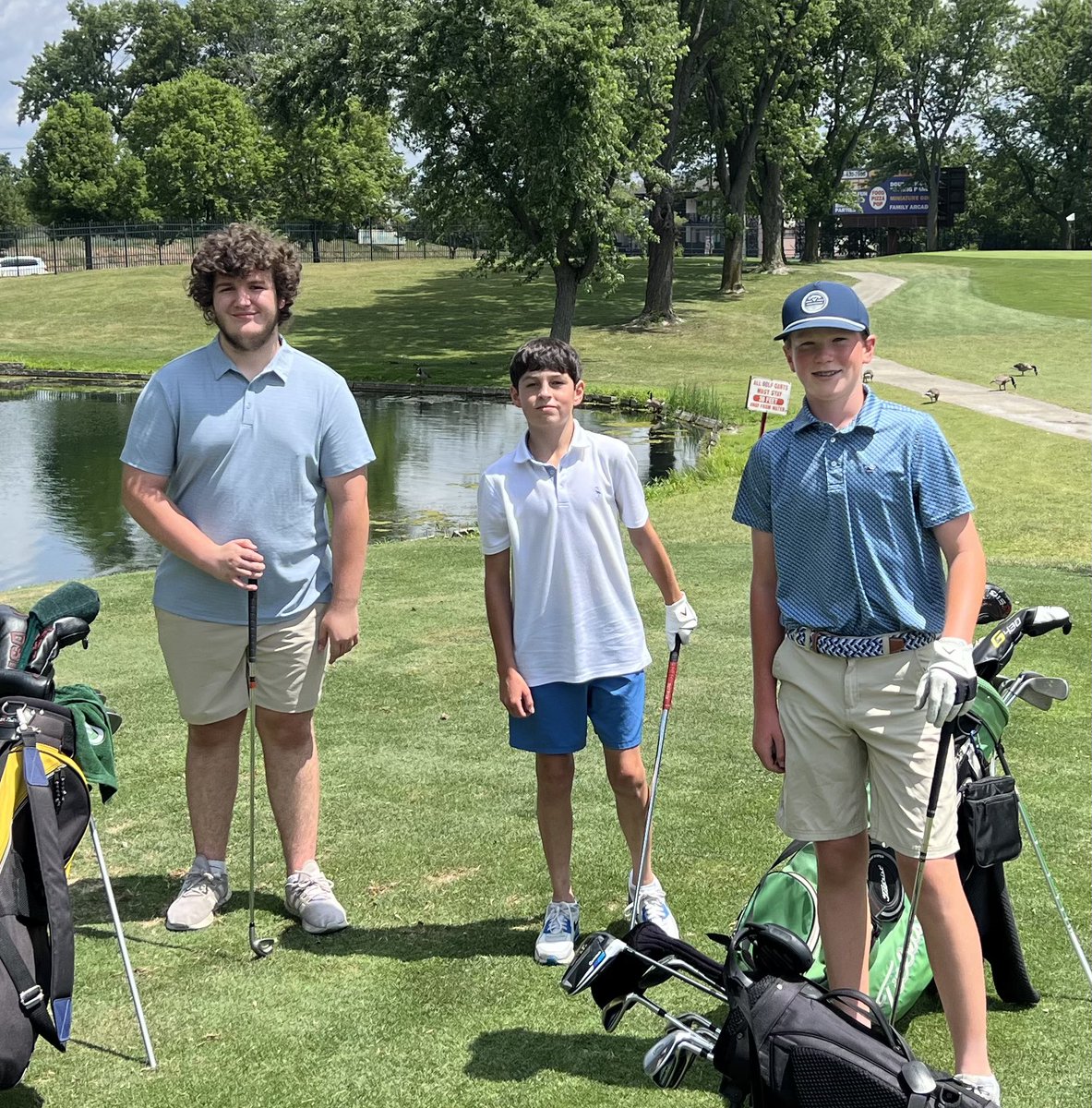 EpchsGolf's tweet image. Successful first week of golf camp at Hickory Hills Golf Course ⛳️
Hot ☀️ days, but lots of fun 🤩 was had by all!
@Epchs231
@EPCHSAthletics