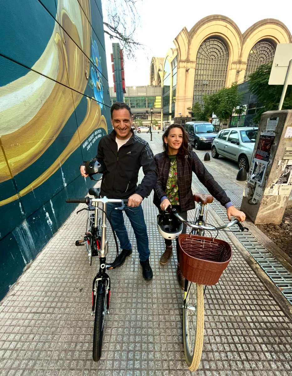 Hoy a las 13.00 horas de #RodandoAndo con la conducción de <a href="/LauraAzcurra/">Laura Azcurra</a> y <a href="/Campomenosi/">Daniel Campomenosi</a>, recorremos el Barrio de Coghlan, entrevistamos a la fotógrafa Floral Zu y también rodamos por el Paseo Costero en una bici triple con Silvia Pérez. ¡Disfrutalo por el Canal de la Ciudad!