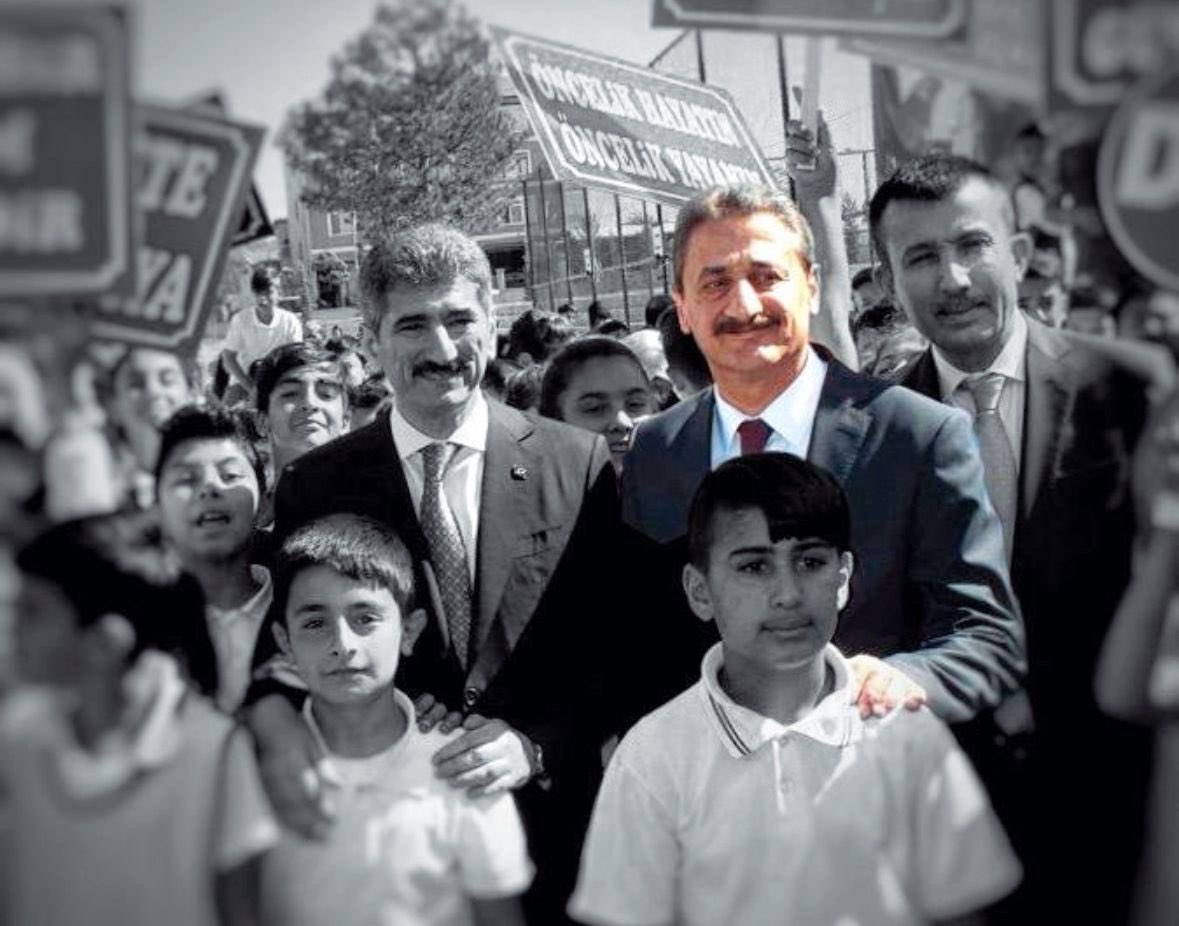 Mülki İdare Amirliğindeki dönem arkadaşım, kardeşim, kıymetli bir devlet adamı Vali Erol Karaömeroğlu’nu kaybetmenin büyük üzüntüsü içerisindeyim.

Samimi insanlığına ve milletimize olan hizmet aşkına uzun yıllar şahitlik ettik. Acımızı tarif etmek imkansız.Allah (cc), Erol