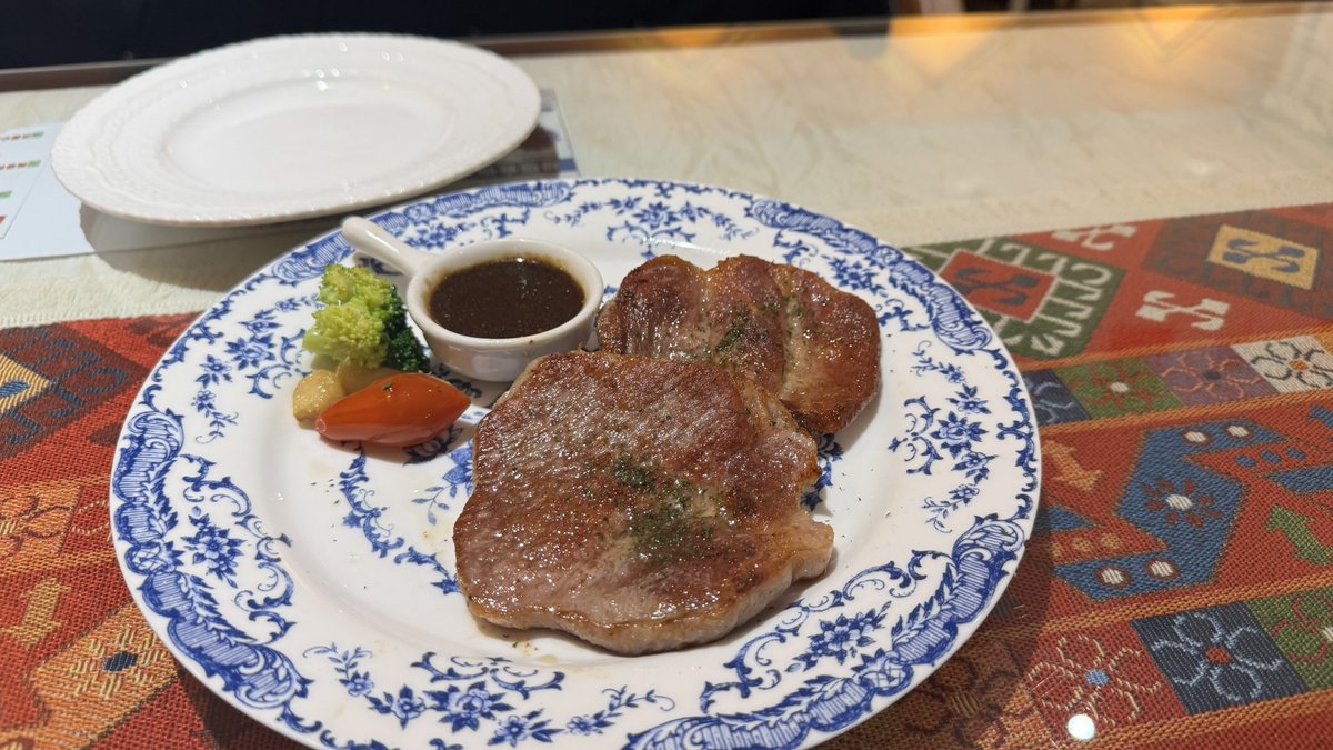 285taina's tweet image. ロシア料理なう。
いろんな理由でロシアに行けないので、哈爾浜で食べます。
結構美味しいーー
値段194元もして横転。ほぼ4000円じゃん、、、